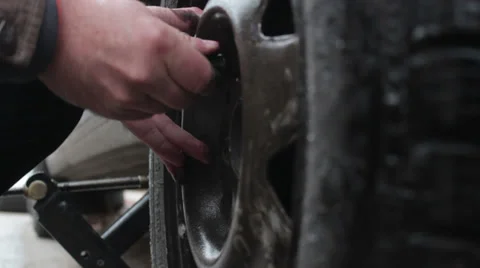 Changing a car tire _3 Stock Footage 32865308