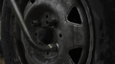 Changing a car tire _6 Video stock 32862216