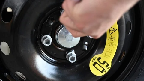 Changing the car tire Vídeo Stock 121229174