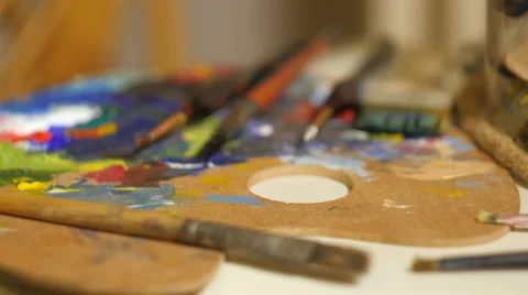 Changing DOF over the artists color palette. Stock Footage