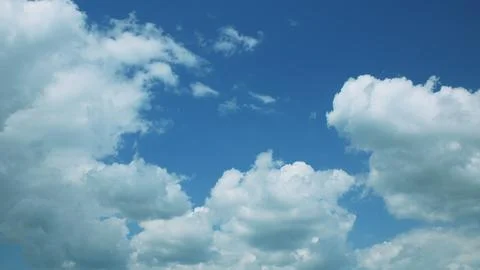The Changing Dynamic Cloud Patterns Set Against a Clear Blue Sky Create a Stunni Foto stock