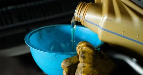 Changing Engine Oil 動画素材 197364761