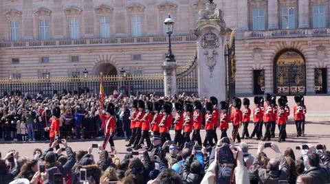 Changing the guard at Buckingham Palace Stock Footage 63312572