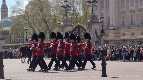 Changing the guard at Buckingham Palace Stock Footage 64011560