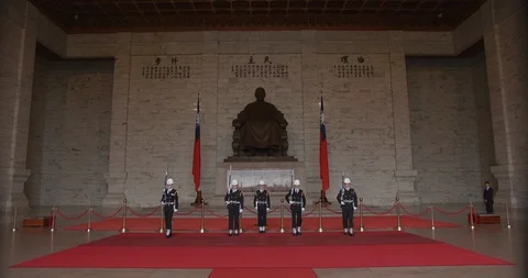 Changing of the guard at the  Chiang Kai-Shek Memorial Hall Stock Footage 90655378