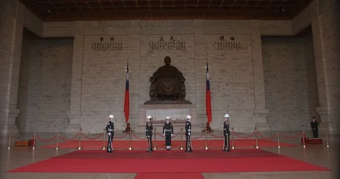 Changing of the guard at the  Chiang Kai-Shek Memorial Hall Stock Footage 90655976