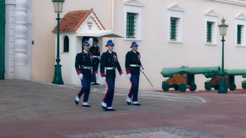 Changing of the guard  front of the Prince’s Palace of Monaco, Vídeos de archivo 329449096