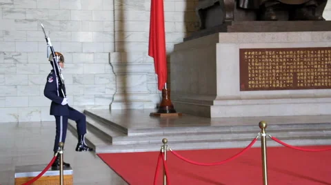 Changing of the Guards at Chiang Kai-Shek Memorial Hall. HD 스톡 동영상 48991923