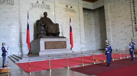 Changing of the Guards at Chiang Kai-Shek Memorial Hall. HD 스톡 동영상 48992472