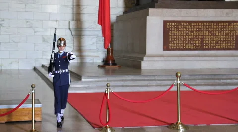 Changing of the Guards at Chiang Kai-Shek Memorial Hall. HD 스톡 동영상 48993674