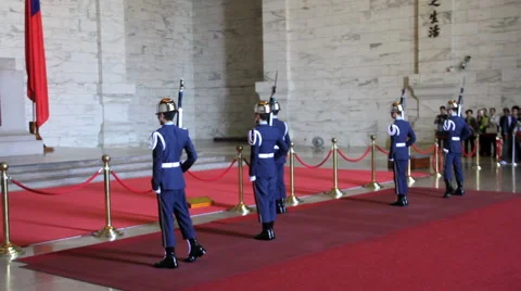 Changing of the Guards at Chiang Kai-Shek Memorial Hall. HD 스톡 동영상 48996518