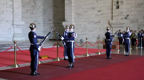 Changing of the Guards at Chiang Kai-Shek Memorial Hall. HD 스톡 동영상 49022191