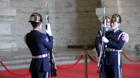 Changing of the Guards at Chiang Kai-Shek Memorial Hall. HD 스톡 동영상 49022307