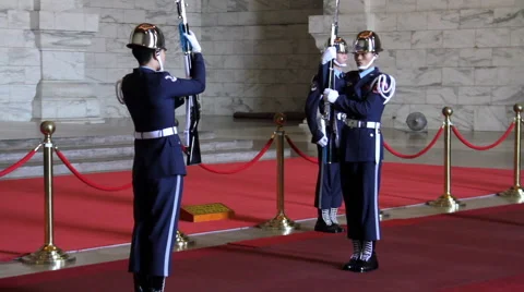 Changing of the Guards at Chiang Kai-Shek Memorial Hall. HD 스톡 동영상 49098425