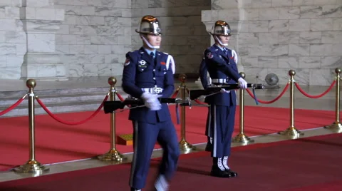 Changing of the Guards at Chiang Kai-Shek Memorial Hall. HD 스톡 동영상 49104035