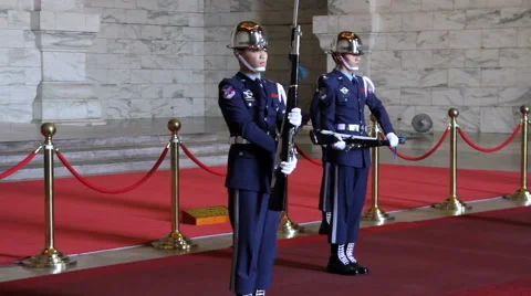 Changing of the Guards at Chiang Kai-Shek Memorial Hall. HD 스톡 동영상 49105774