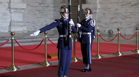 Changing of the Guards at Chiang Kai-Shek Memorial Hall. HD 스톡 동영상 49107264