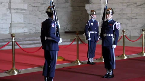 Changing of the Guards at Chiang Kai-Shek Memorial Hall. HD 스톡 동영상 49108170