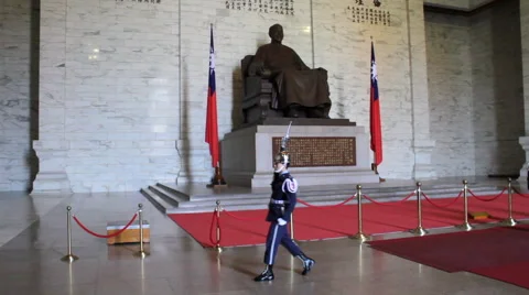 Changing of the Guards at Chiang Kai-Shek Memorial Hall. HD 스톡 동영상 49109576