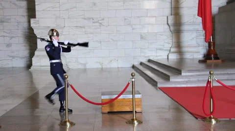 Changing of the Guards at Chiang Kai-Shek Memorial Hall. HD 스톡 동영상 49109844