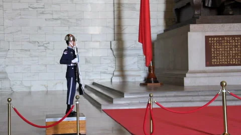 Changing of the Guards at Chiang Kai-Shek Memorial Hall. HD 스톡 동영상 49110032