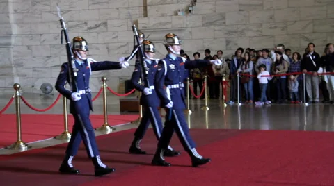 Changing of the Guards at Chiang Kai-Shek Memorial Hall. HD 스톡 동영상 49110233