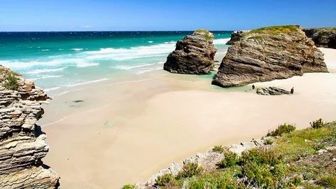 Changing from high to low tide in the Cathedrals Beach. Stock Footage 108783212