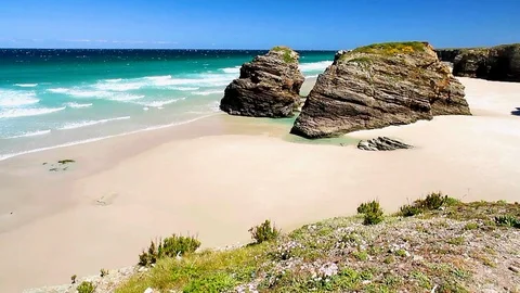 Changing from high to low tide in the Cathedrals Beach. Stock Footage 108783234