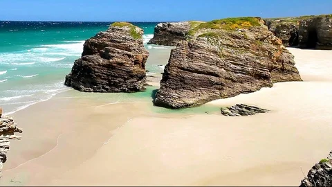 Changing from high to low tide in the Cathedrals Beach. Stock Footage 108783325