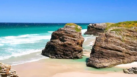 Changing from high to low tide in the Cathedrals Beach. Stock Footage 108783374