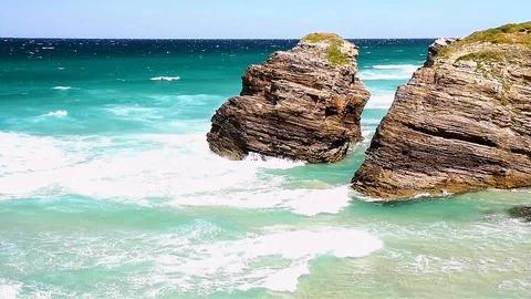 Changing from high to low tide in the Cathedrals Beach. Stock Footage 108783424