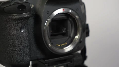 Changing the lens on the camera, preparing the equipment for filming Stock Footage 265012524