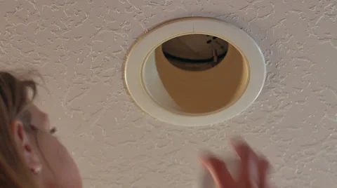 Changing a light bulb 1 Vidéo 28661139