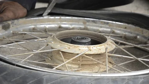 Changing motorcycle tire. 스톡 동영상 77749166