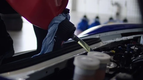 Changing the oil of an expensive car Video stock 119644902