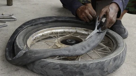 Changing Tire. Video stock 77749252