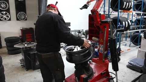 Changing tires on a car Video stock 36345830