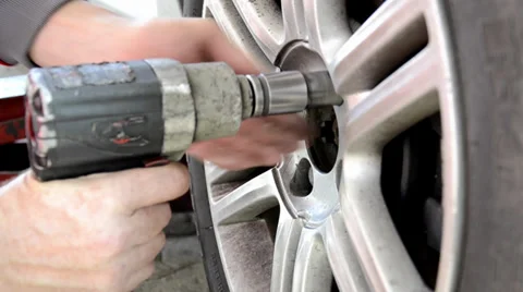 Changing tires Video stock 32103410