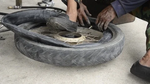 Changing tyre Stock Footage 77749095