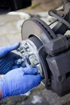 Changing wheel on car Foto stock