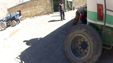 Changing a wheel Video stock 24706280