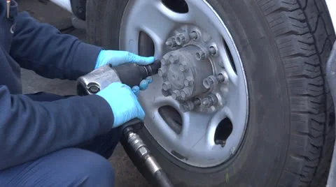 Changing a wheel Vídeos de archivo 24837858