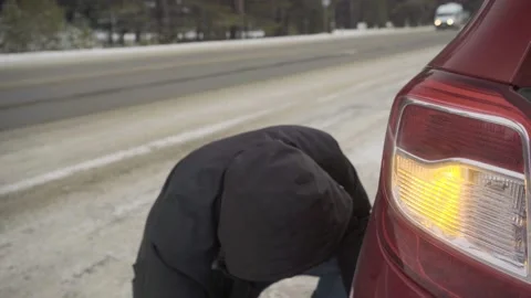 Changing Wheels in Winter on the Road. Video stock 151394228