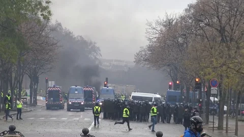 Chanting crowd of yellow vests protesters have taken over Arc de Triomphe Stock Footage 103183664
