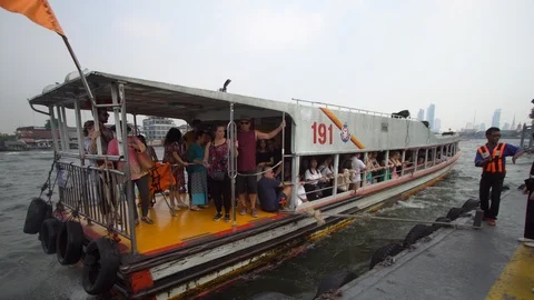 Chao Phraya Express boat moving on Chao Phraya river in bangkok, Thailand. Stock-Footage 100283608