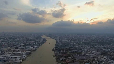 Chao Phraya River at dusk aerial shot Vidéo 75665593