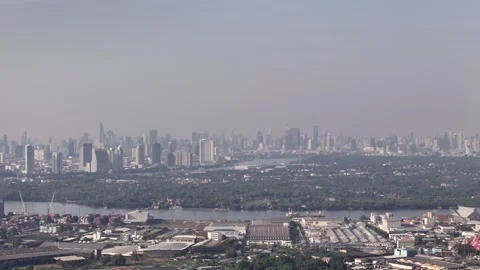Chao Phraya River separates industrial district park and business center Vidéo 302330044