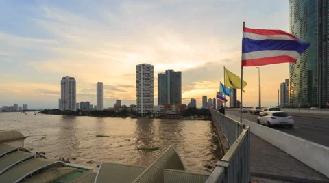 Chaopraya River View and Traffic in Bangkok from Taksin Bridge Vidéo 67983727