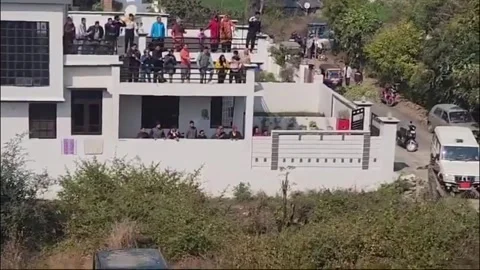 Chaos as leopard unleashes attack on wildlife officials during capture operation Stock Footage 273012229