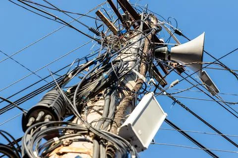 Chaos of many different data cables and network wires messy tangled hanged on Foto stock